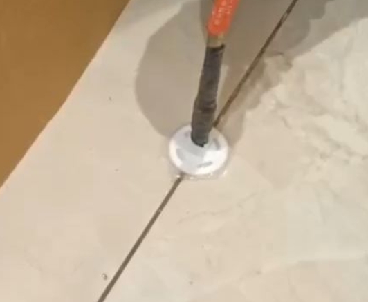 南部瓷砖空鼓维修公司专业解答瓷砖在铺贴过程中，如果没有涂抹均匀到位的粘结材料（如水泥砂浆或瓷砖胶），可能会导致以下问题