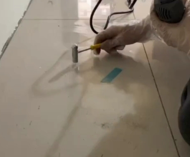 南部瓷砖开裂维修公司专业分享瓷砖在铺贴前如果没有沥干水分，将会导致以下问题